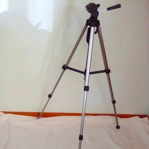 Adjustable camera tripod